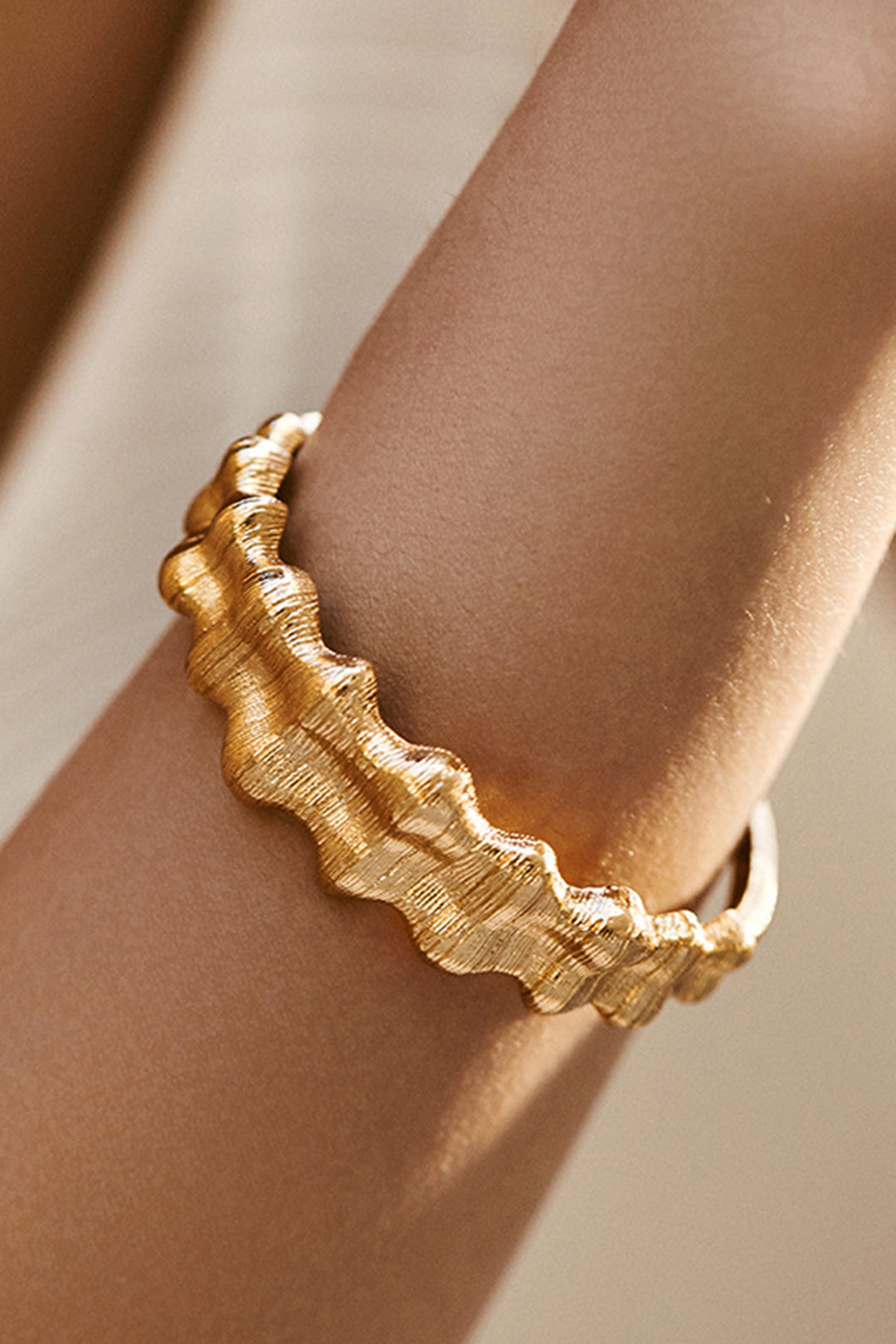 Metallic Irregular Wave Shape Open Design Bracelet