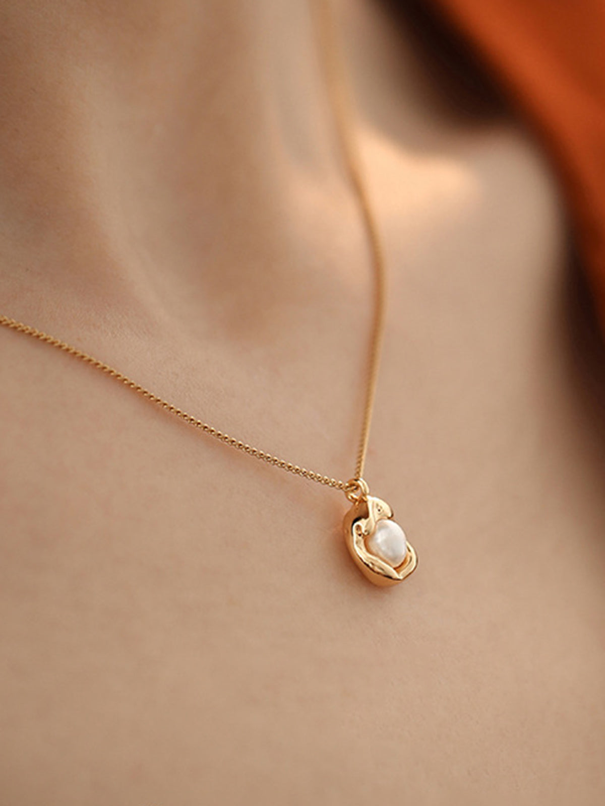 Golden Decor Pearl Pendant Necklace